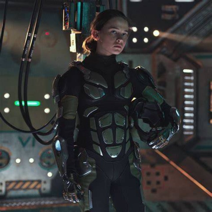 2048x2048 Cailee Spaeny In Pacific Rim Uprising 2018 Ipad Air HD 4k