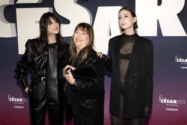 Alice Attal pose en lingerie et robe transparente avec sa mère et sa