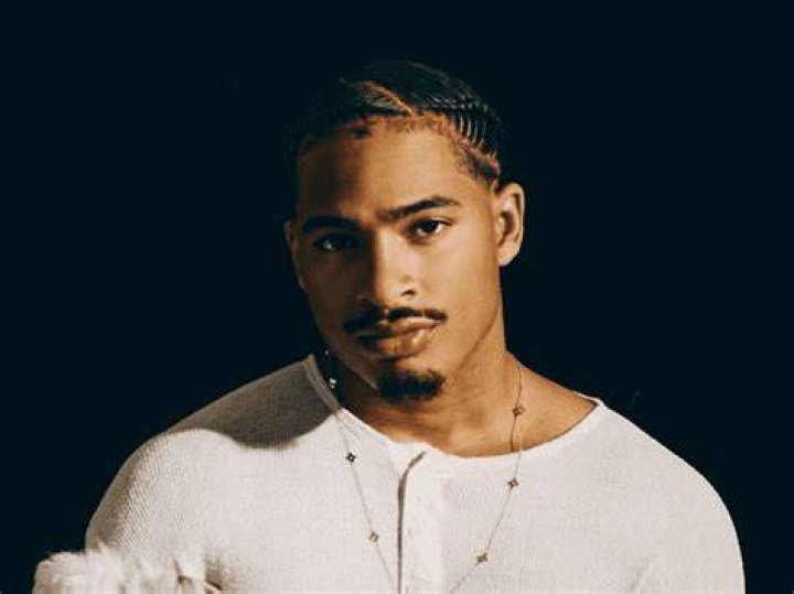 Arin Ray Announces 'Hello Poison Tour' Dates Rated R&B