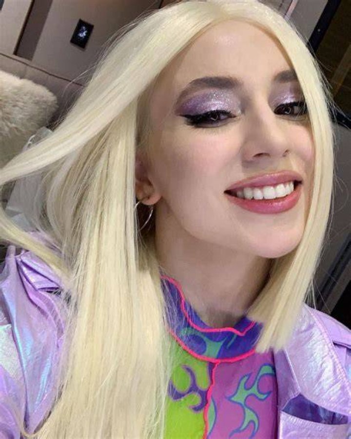 Ava Max loves that moms and kids are enjoying her hit &ldquo;Kings & Queens