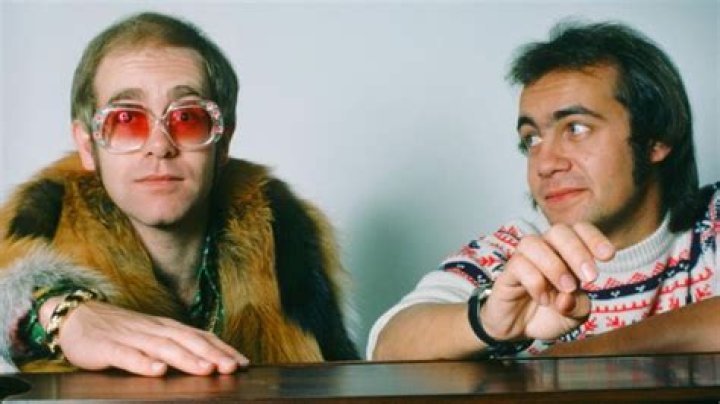 Bernie Taupin, parolier d’Elton John, fixe la date de sortie de ses