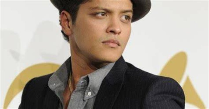 Bruno Mars Bio, Net Worth, Dating, Girlfriend, Family, Parents