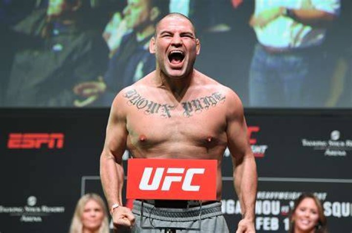 Cain Velasquez will prevail after averting Francis Ngannou knockout