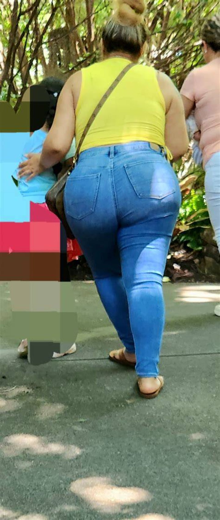 damppigeon650 big booty latina in booty shorts