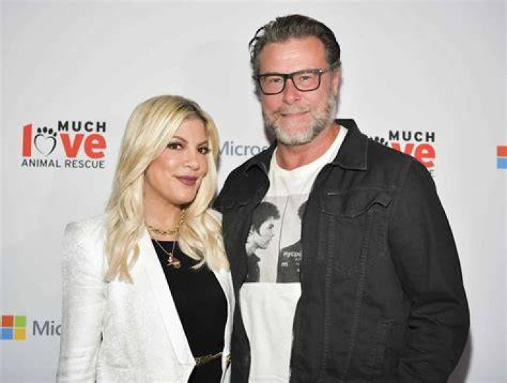 DL Fave Tori Spelling Debuts Christmas Card With Army of Children and