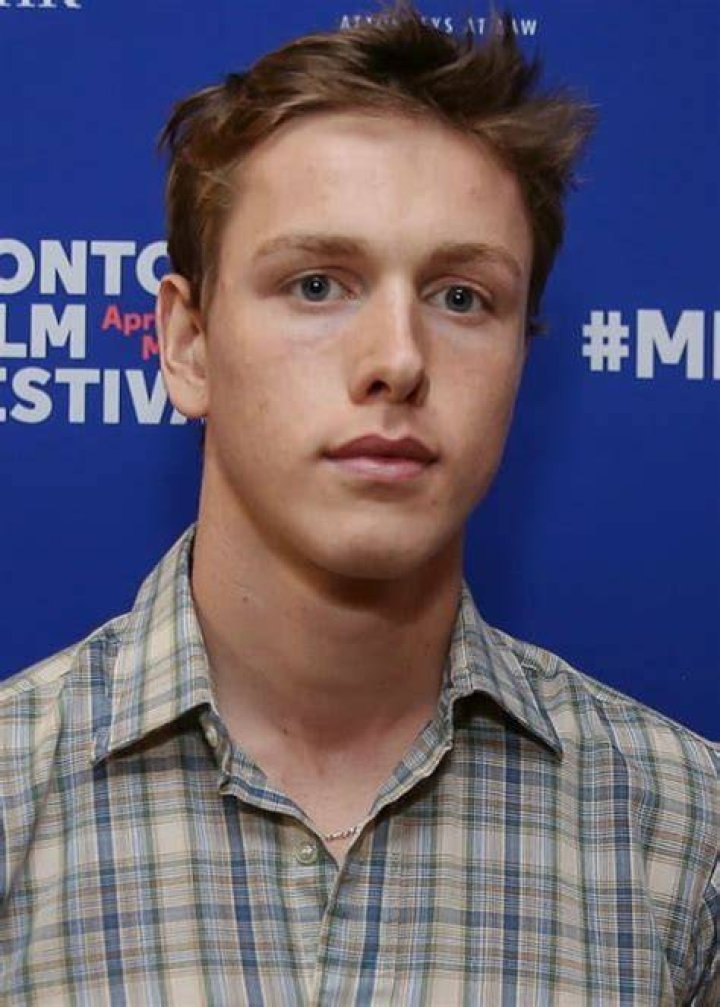 Harris Dickinson Age, Birthday, Height, Net Worth, Family, Salary
