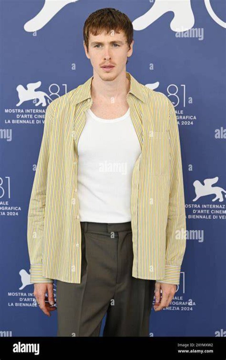 Harris Dickinson, sexy british actor Printable Version