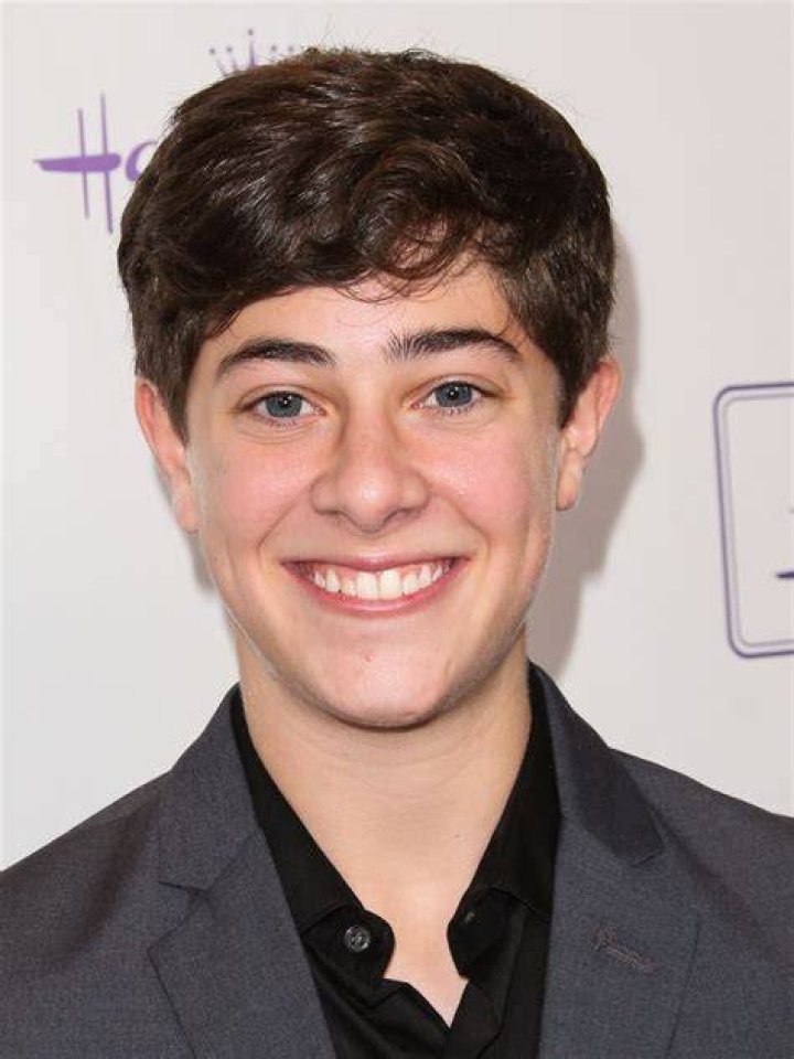 Jaren Lewison AdoroCinema