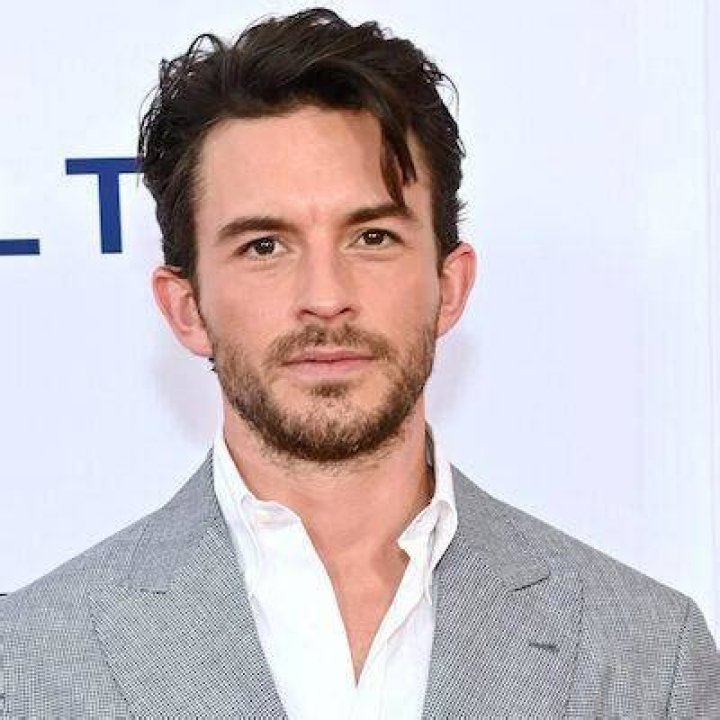 Jonathan Bailey Wiki, Age, Height, Girlfriend, Family, Biography & More