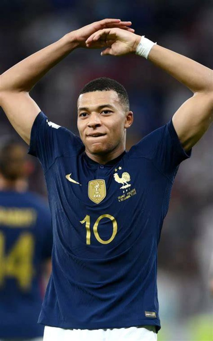Le p&egrave;re de Kylian Mbapp&eacute; d&eacute;stabilis&eacute; par la surm&eacute;diatisation de son