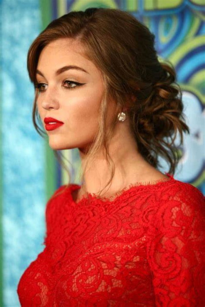 Lili Simmons Famosos, Curvas