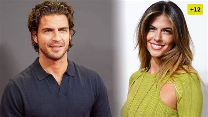 Maxi Iglesias y Stephanie Cayo, muy acaramelados por las calles de
