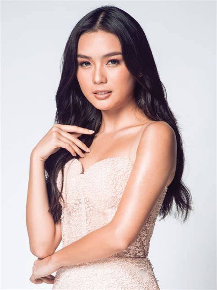 PHOTOS Francine Diaz's Cute + Chic Outfits For Her USA Trip