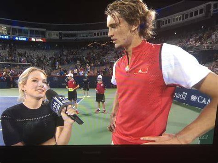 The height difference between Zverev and the journalist is major! r